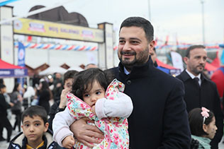 YÜZBİNLERCE ÇOCUK KÂĞITHANE’DE DOYASIYA EĞLENDİ